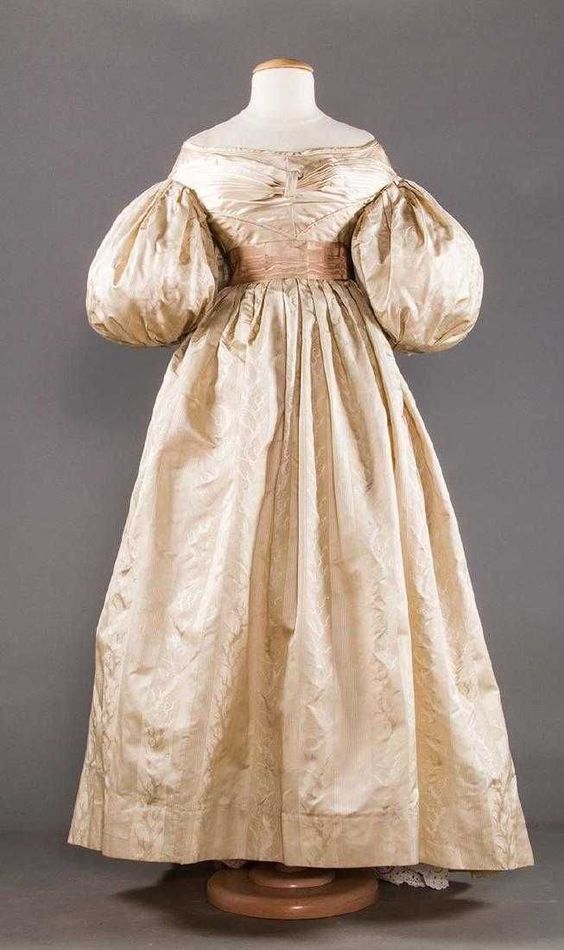 What is Damask Fabric Properties, How its Made and Where Sewport